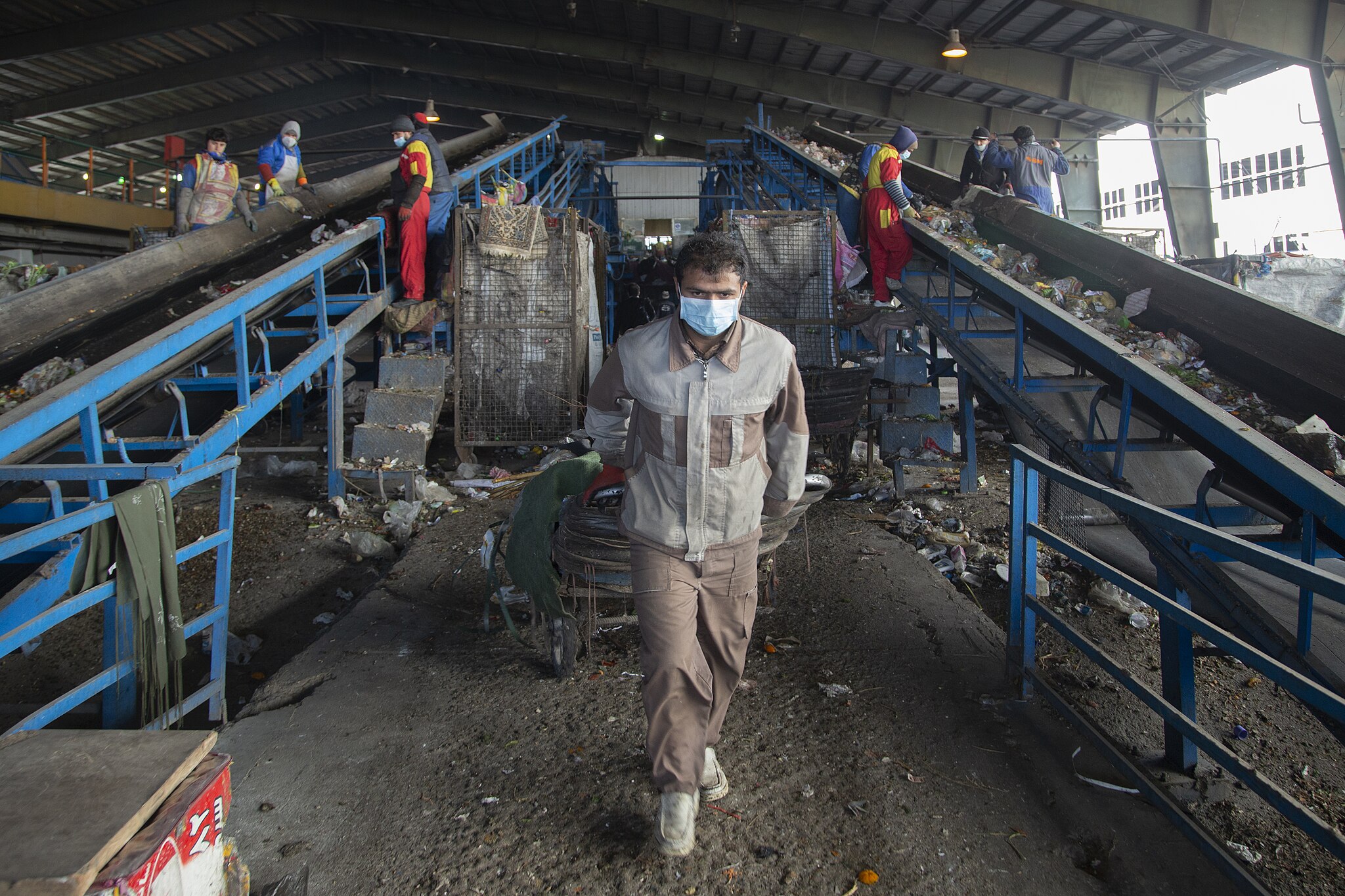 2048px-Aradkoh-Tehran_Povince_&_City-Waste_management_in_Iran-2016_Georgian-photo_by_Mostafa_Meraji_17